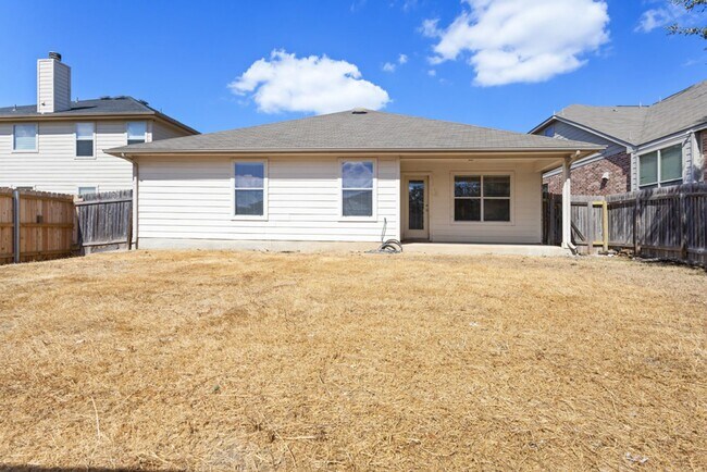 Building Photo - Charming Home Awaits: Spacious & Modern Li...