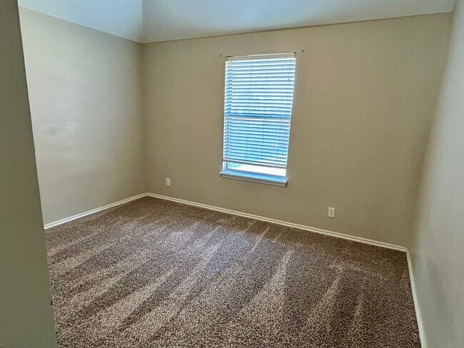 Building Photo - AVAILABLE NOW - $500 OFF FIRST FULL MONTH - Beautiful Home In Edmond School District!