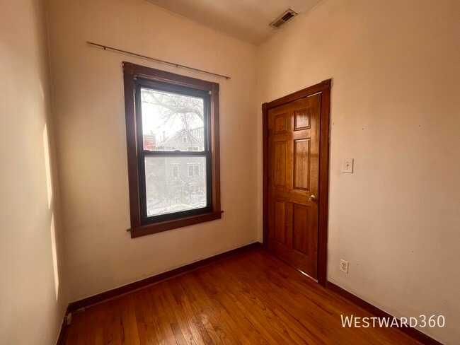 Building Photo - 3110 N Kenmore Ave