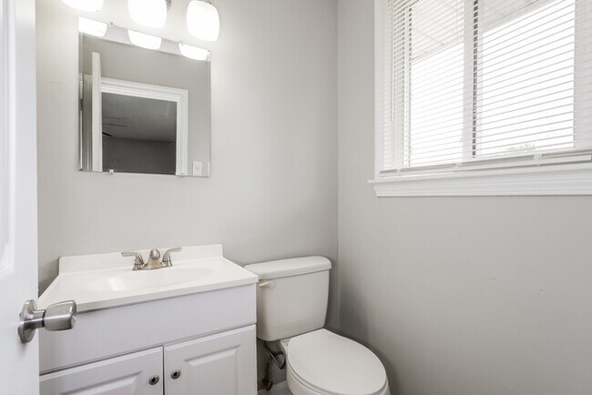 Building Photo - 311 E Dorchester Blvd