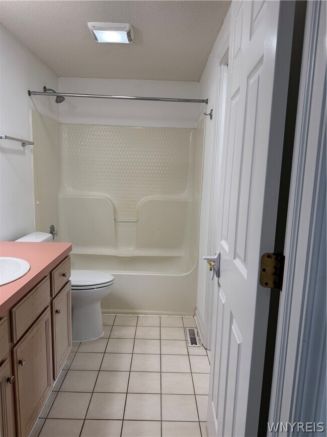 Building Photo - 304 Forest Edge Dr