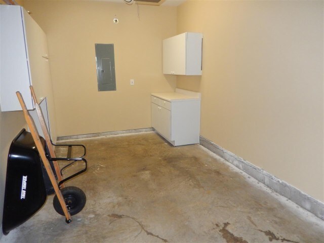 Car Garage - 268 Hadley Commons Dr