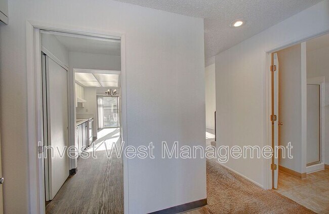 Building Photo - 8604 NE Mason Dr