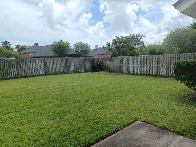 Building Photo - Large 3 BR 2 BA Rental in Desirable Area