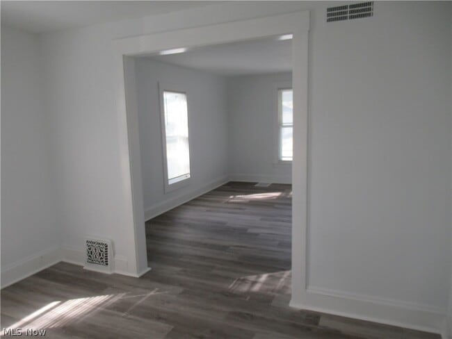 Building Photo - 14 Elm St