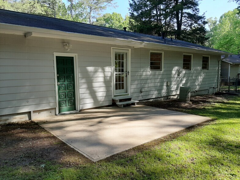 The green door leads to the storage closet/bonus room. The storm/screen door leads to the kitchen. - 2955 Fantasy Ln