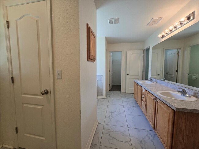 Building Photo - 2081 Farrington Dr