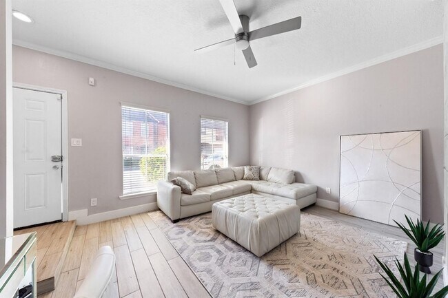 Building Photo - 7700 Creekbend Dr