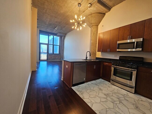 Building Photo - 320 E 21st St