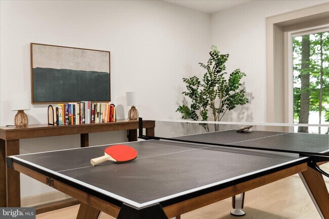 Building Photo - 4386 Lakewood Dr