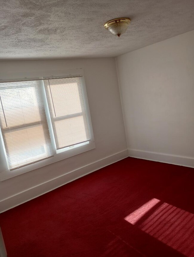 Building Photo - 385 Oak Knoll Ave SE
