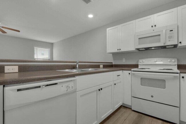 Building Photo - "Charming 2-Bedroom Townhouse with 2.5 Bat...