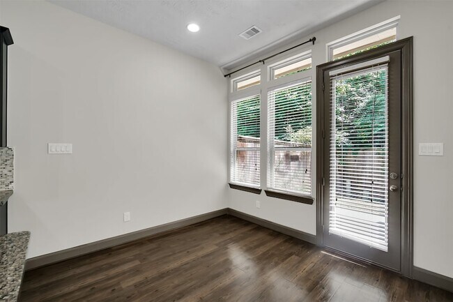 Building Photo - 111 Aventura Pl