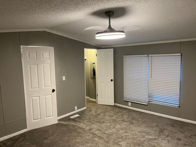 Building Photo - 525 Burmaster Dr