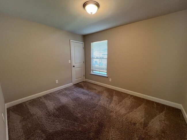 Building Photo - 3 bed 2 bath in Huntsville AL
