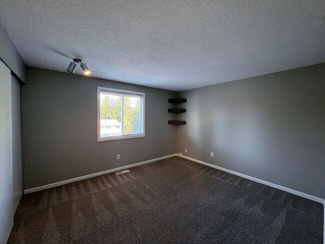 Building Photo - 3 Bedroom 2.5 Bath in Desirable Renton Fairwood Greens