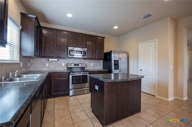 Building Photo - 433 Stonebrook Dr