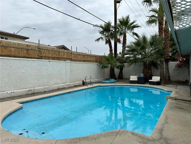 Building Photo - 2419 E Vegas Valley Dr