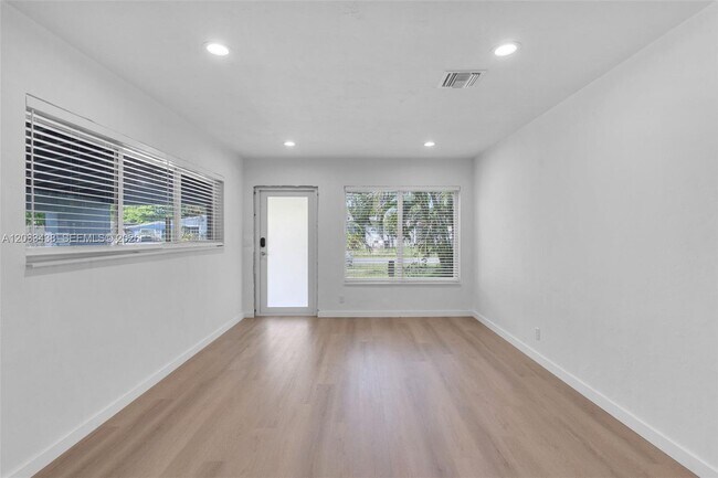 Building Photo - 401 SW 25th Ave