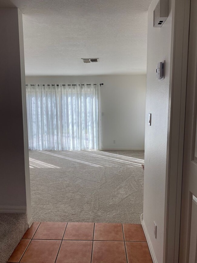 Building Photo - Spacious Condo Thousand Oaks