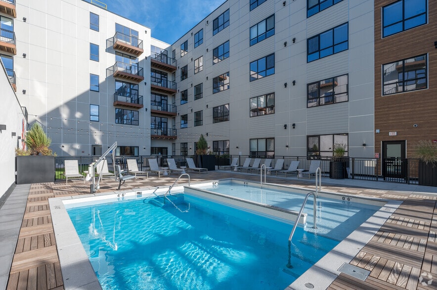 Pool Deck - Ten60 Bolivar