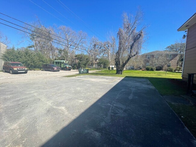 Building Photo - Charming 1 bedroom 1 Bathroom across from Daffin Park