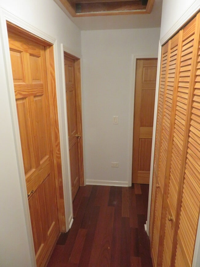 Building Photo - 457 N Cambridge Dr