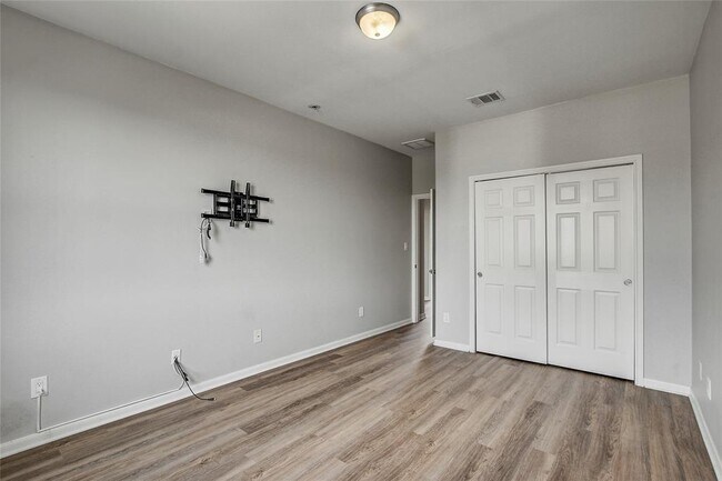 Building Photo - 512 Eberhart Ln
