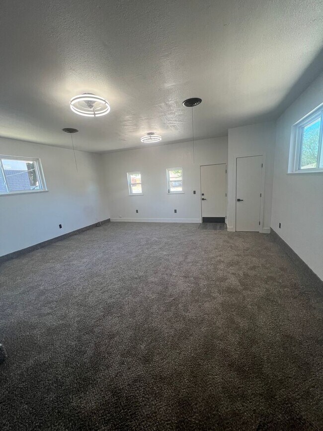 Building Photo - 4 Bed 3 bath remodeled home