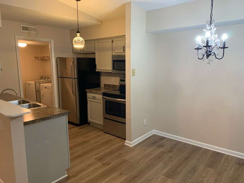 Kitchen - 533 Aspen Glen Dr