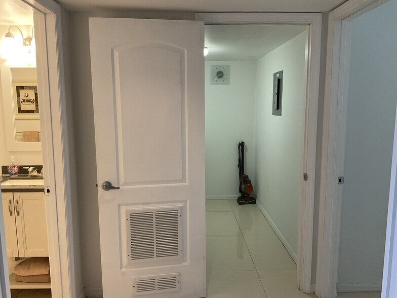 Building Photo - 10980 S Ocean Dr
