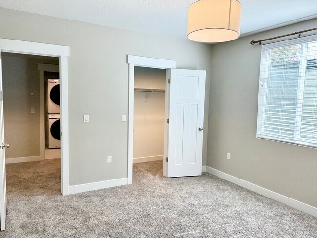 Building Photo - 6953 Canyon Meadows Dr
