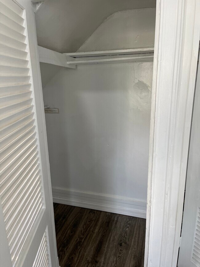 Closet - 411 Dover St