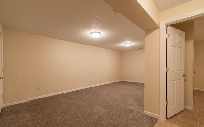 Building Photo - Spacious 4 bedroom 2 bathroom stand alone pet friendly home, with attached garage