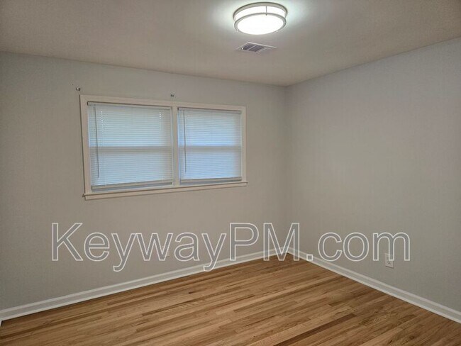 Building Photo - 4580 Hickory Dr