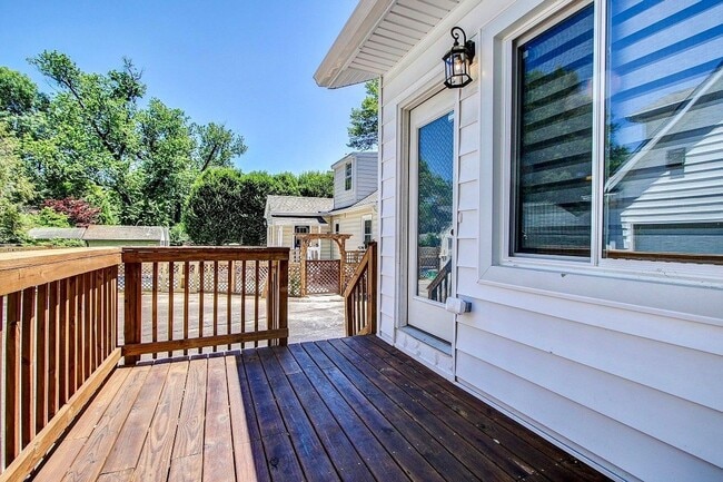 Building Photo - Gorgeous 5 BED + 3.5 Ba in Main House, 1 + 1 in BSMT, 1 + 1 above garage  in the Heart of Downtow...