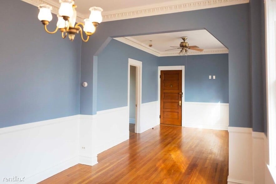 living room and front doo - 4120 N Wolcott Ave