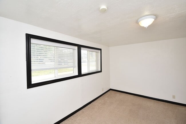 Building Photo - Spacious 5 Bedroom 3 Bathroom Home in Sandy!