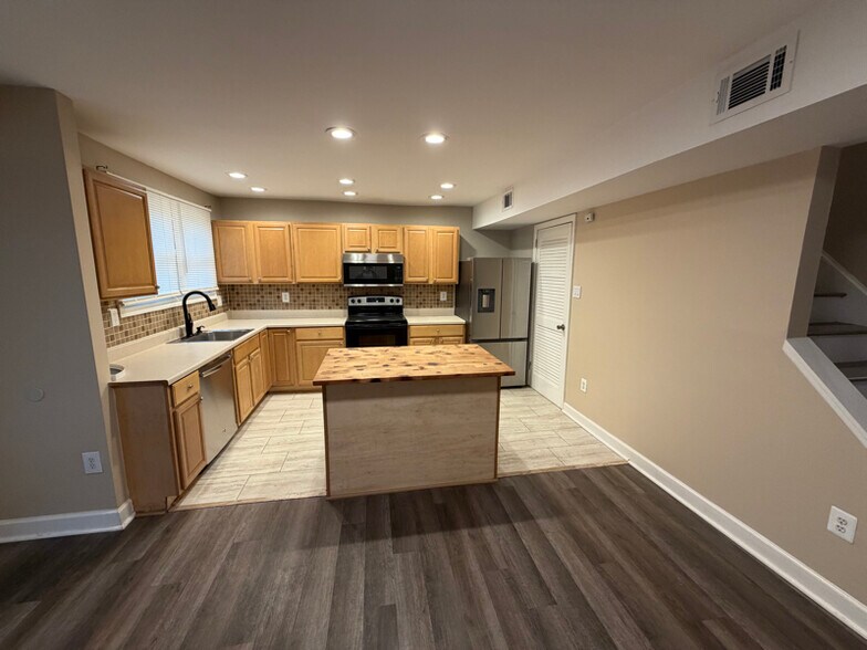 Building Photo - 10813 Daisy Ct