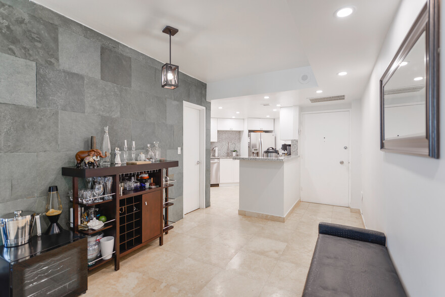 Primary Photo - 905 Brickell Bay Dr