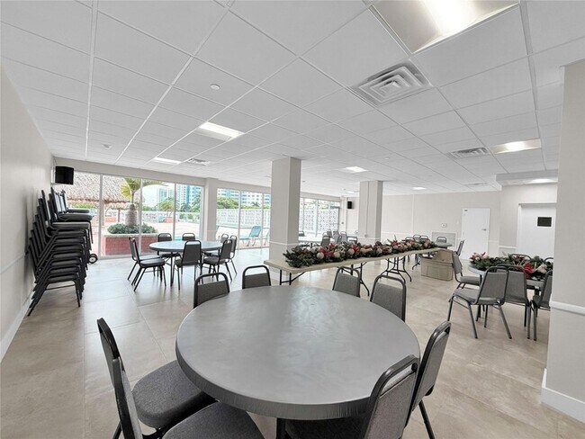 Building Photo - 405 N Ocean Blvd