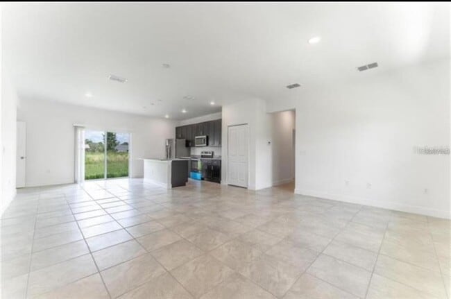 Building Photo - 799 W Country Club Blvd