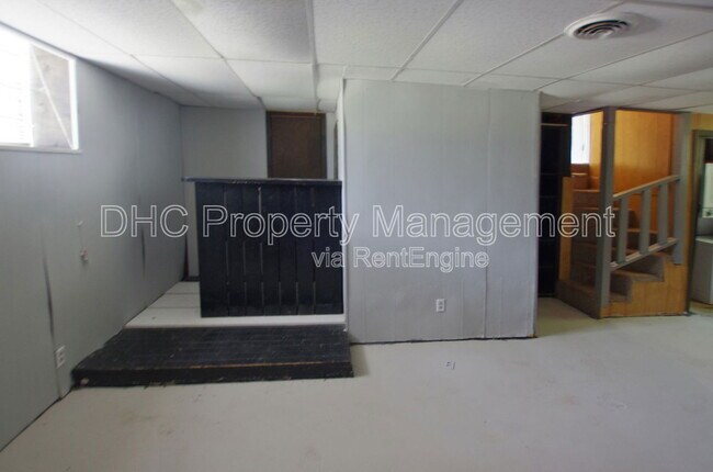 Building Photo - 210 Creekwood Ln