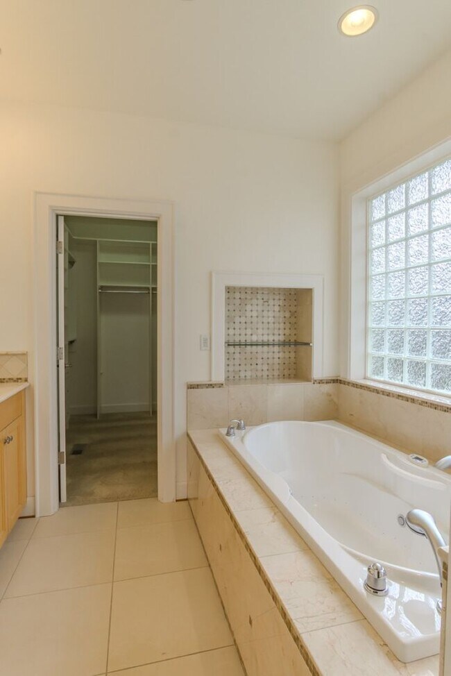 Building Photo - 4Bd/4Ba Seattle Home