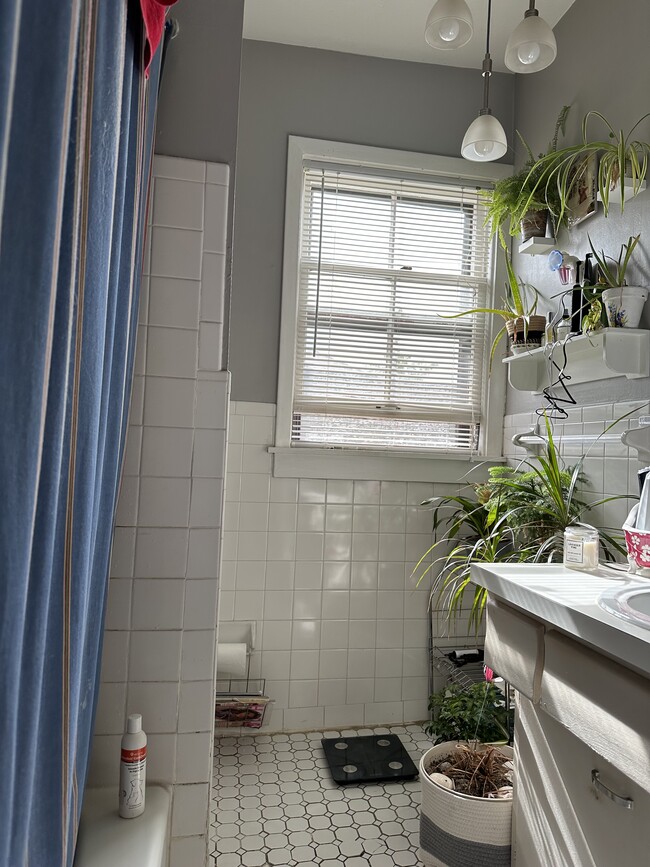upstiars bath - 560 S 3rd St