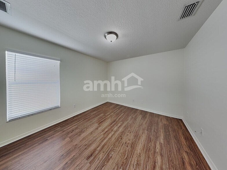 Building Photo - 5731 NW Zenith Dr