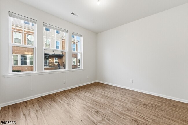 Building Photo - 6 Bond St