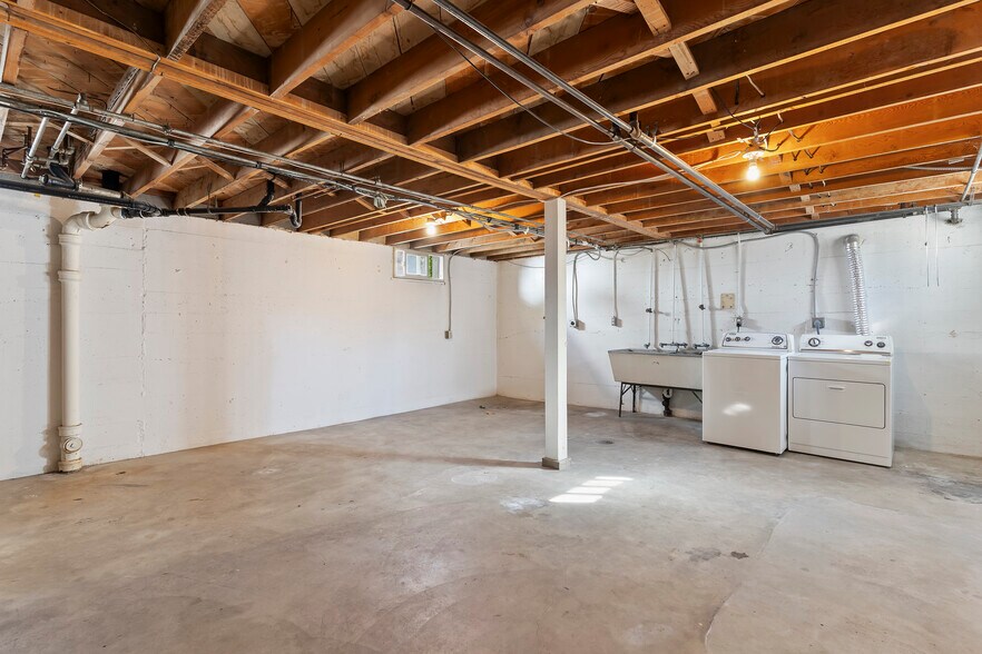 Building Photo - 3371 Quincy Ave