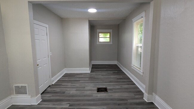 Building Photo - Discover this newly renovated 3-bedroom, 1-bath home in Akron
