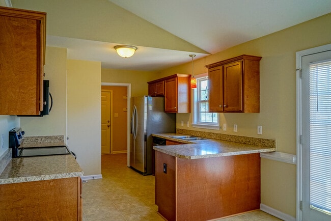 Building Photo - Ranch Home | Back Deck | Fenced In Backyar...